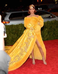 Rihanna amarillo